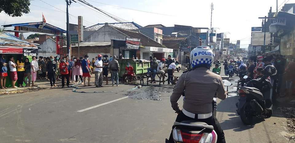 Polres Garut Sigap Warga Demo Blokir Jalan Sukaregang 